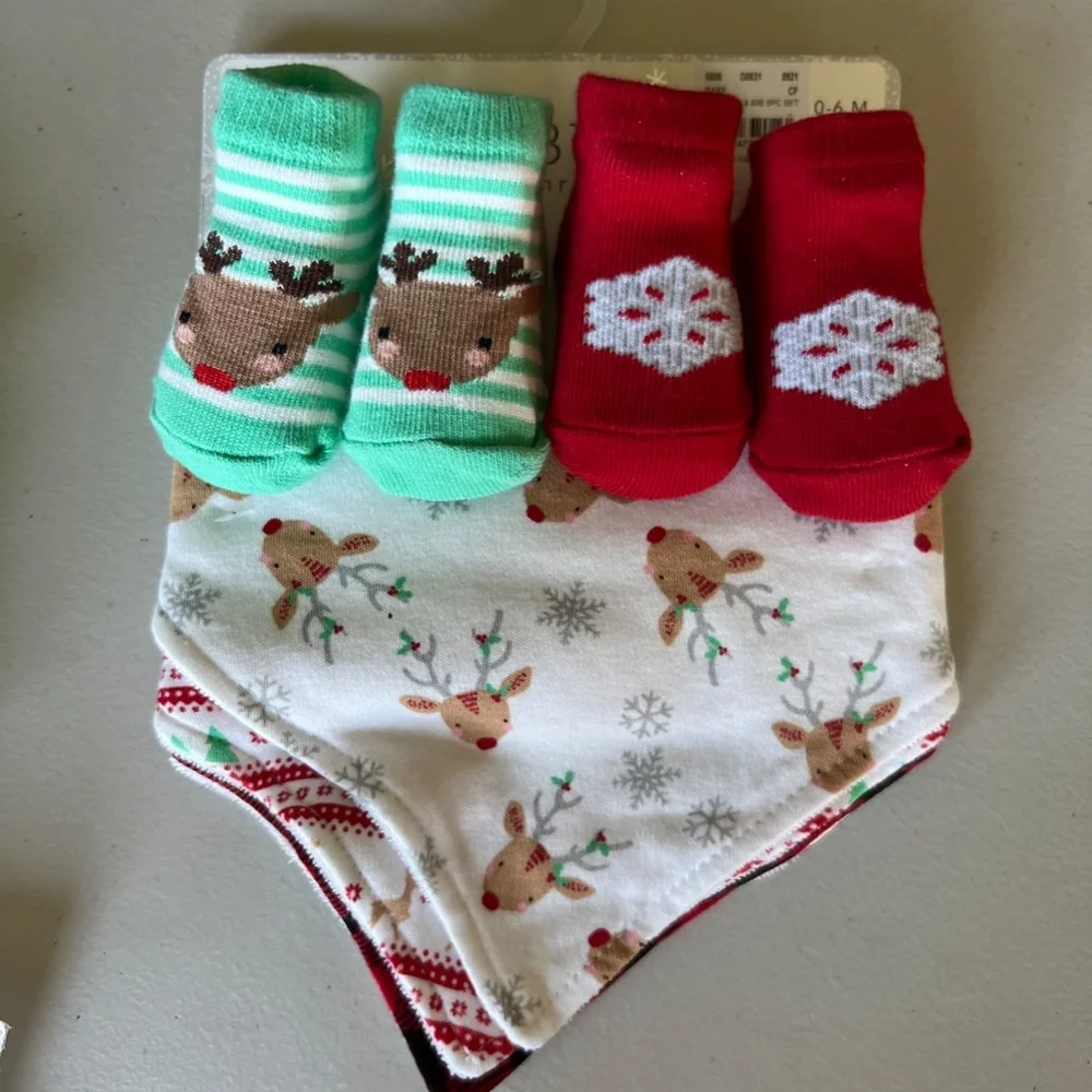 NWT - Christmas 5 Piece Set - 2 Pairs Booties, 3 Bandana Bibs - 0-6 mont…
